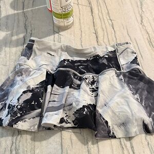 Lululemon Athletica Black and White Abstract Skirt